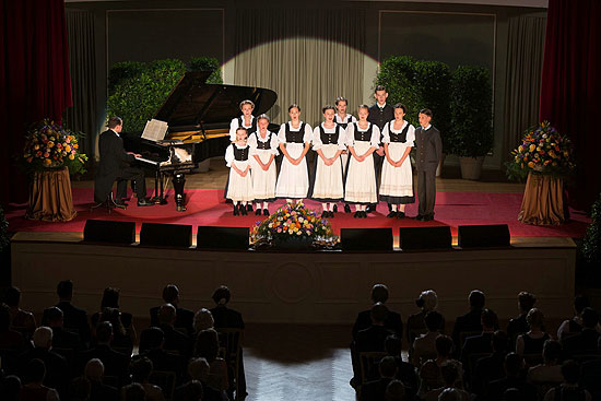 Die Trapp Familie mit Agathe von Trapp (Eliza Bennet, erste von links) und Maria von Trapp (Yvonne Catterfeld, sechste von links) tritt als Chor bei den Salzburger Festspielen auf  